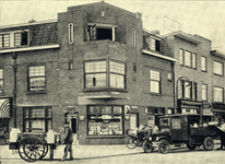 124934 Gezicht op de voorgevel van de zuivelwinkel H. van Engelen (Marnixlaan 38) te Utrecht; rechts de huizen Van ...